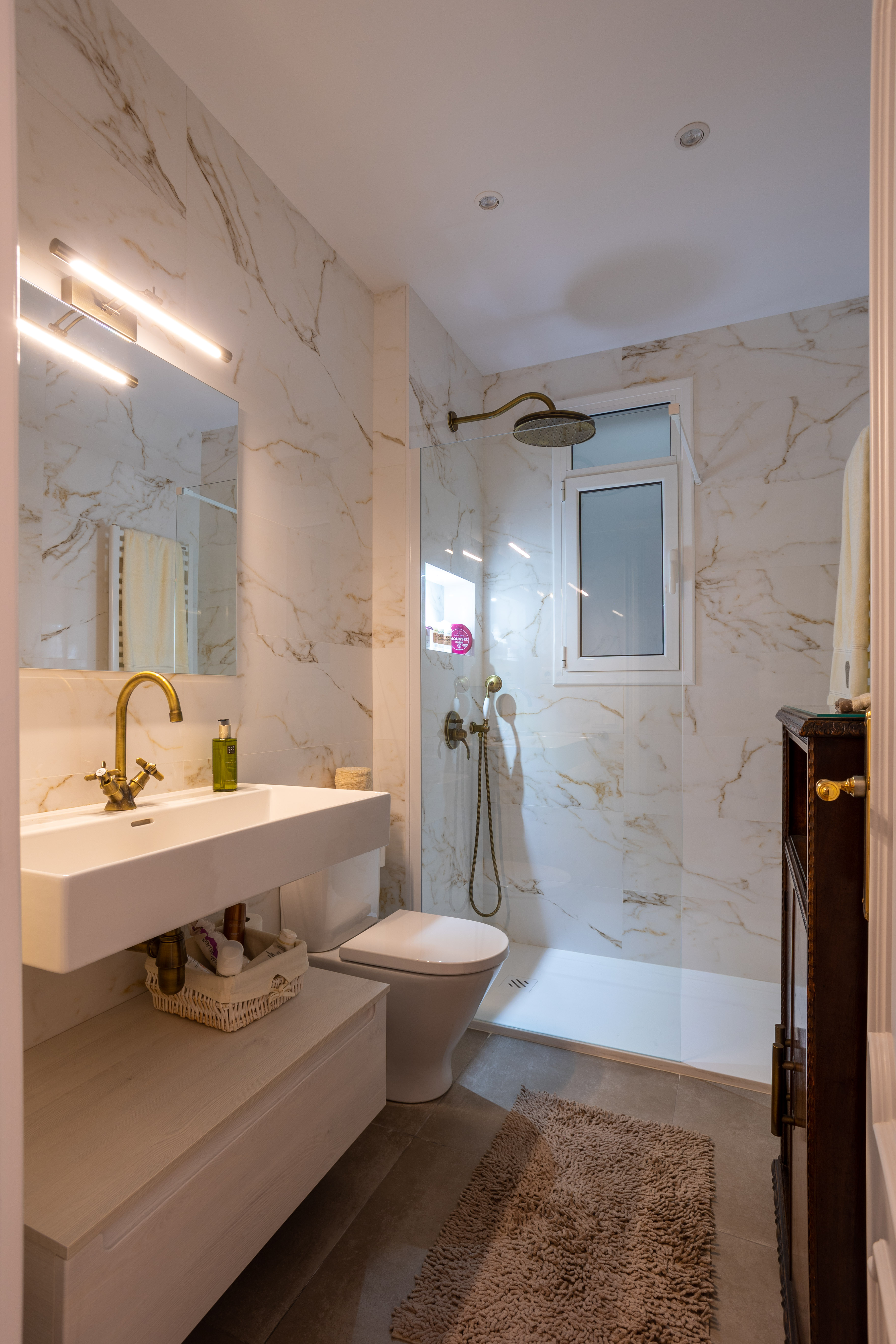 Baño luminoso con acabados elegantes