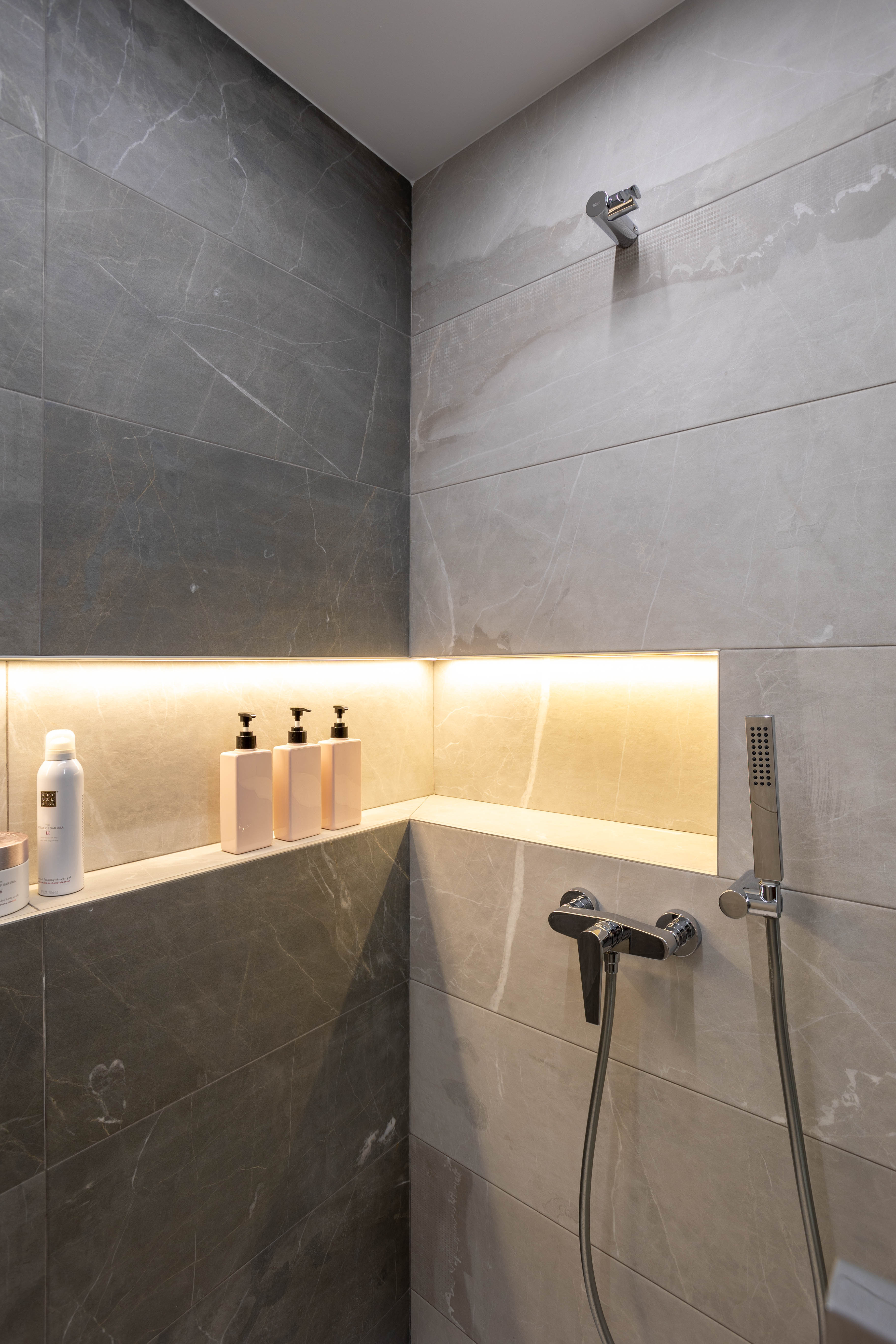 Baño reformado con detalles cálidos