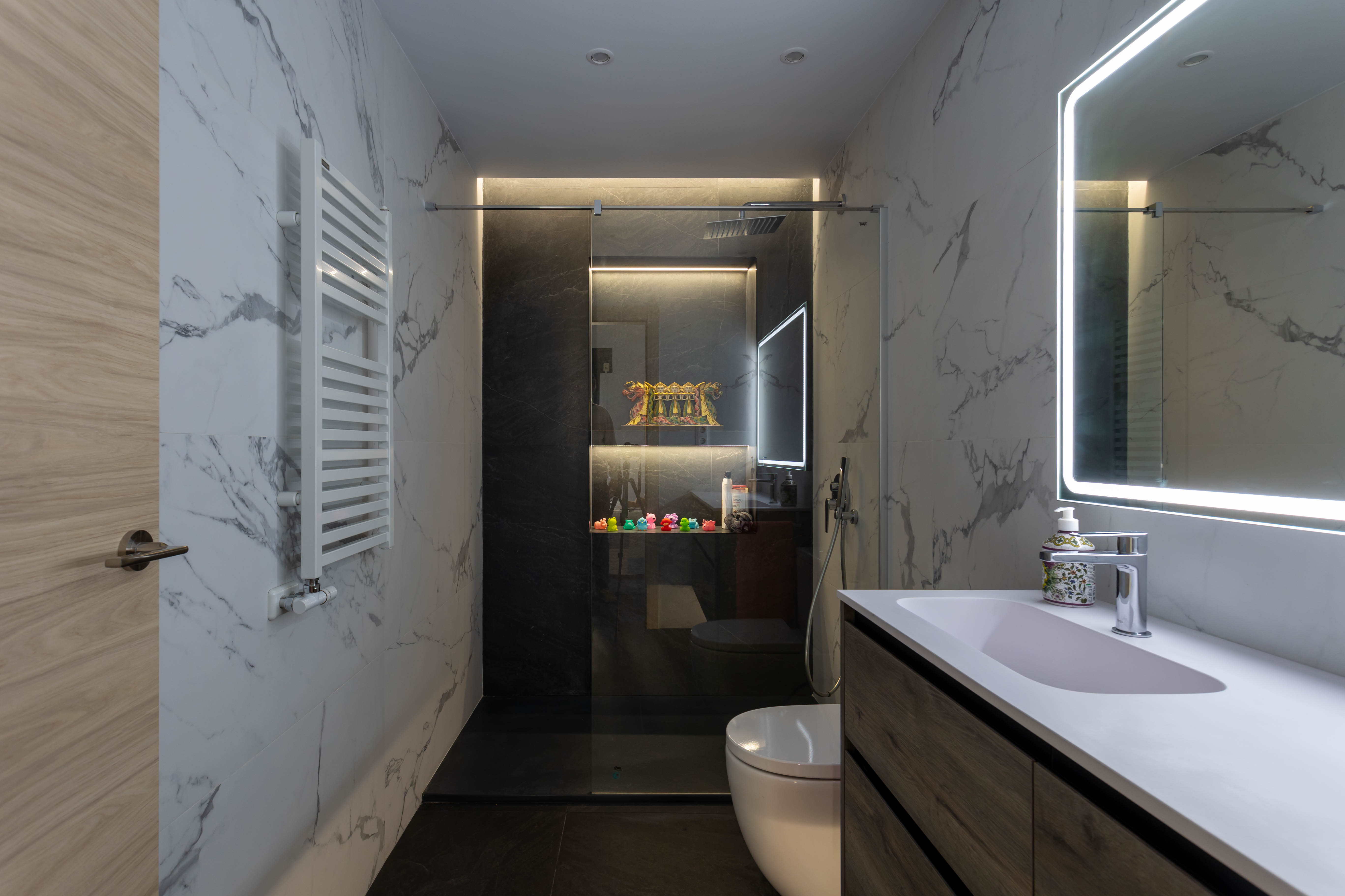 Baño contemporáneo con mueble de madera y ducha de obra