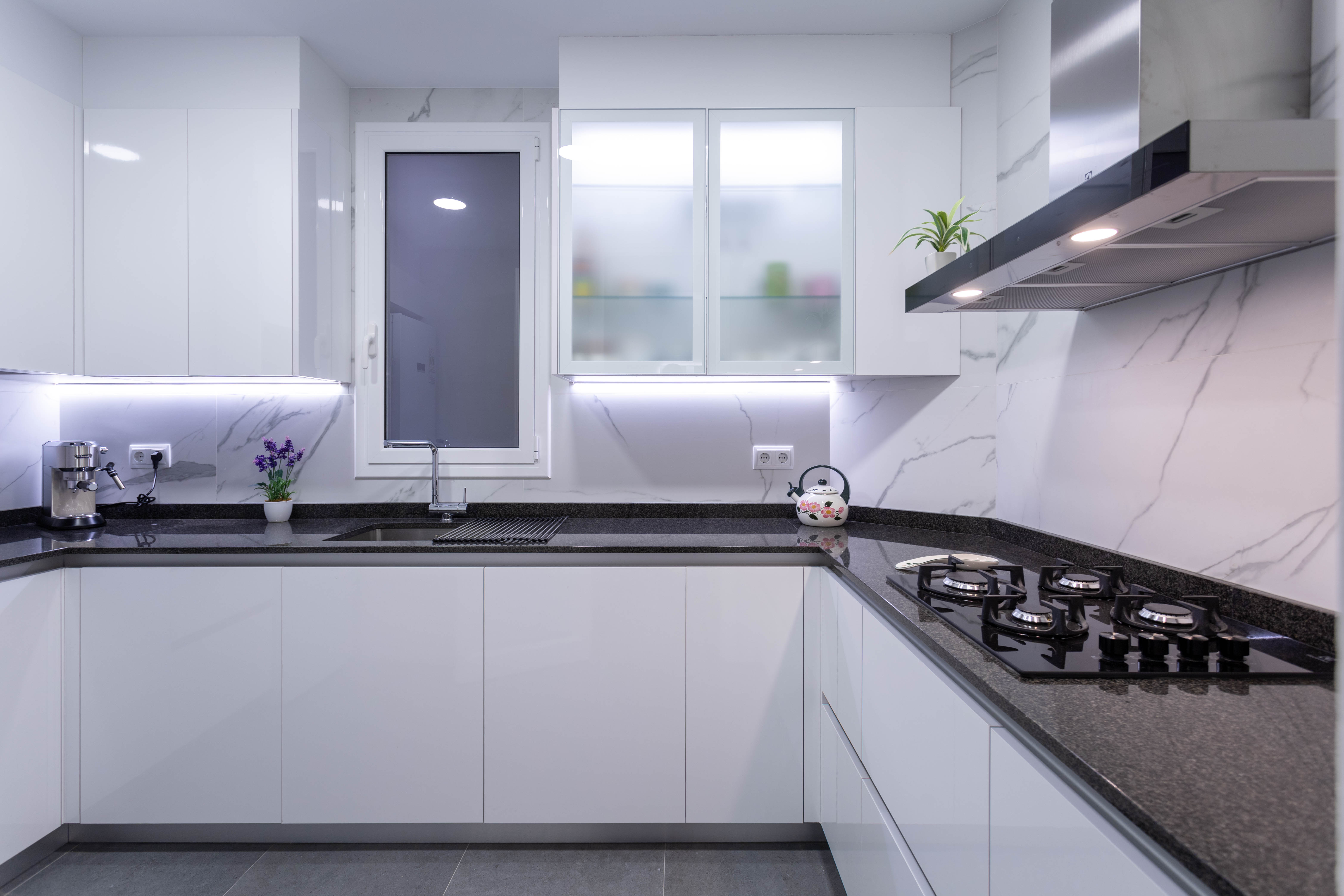 Cocina blanca con encimera de mármol